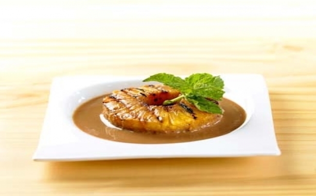 Chocolate con piña marinada en anís